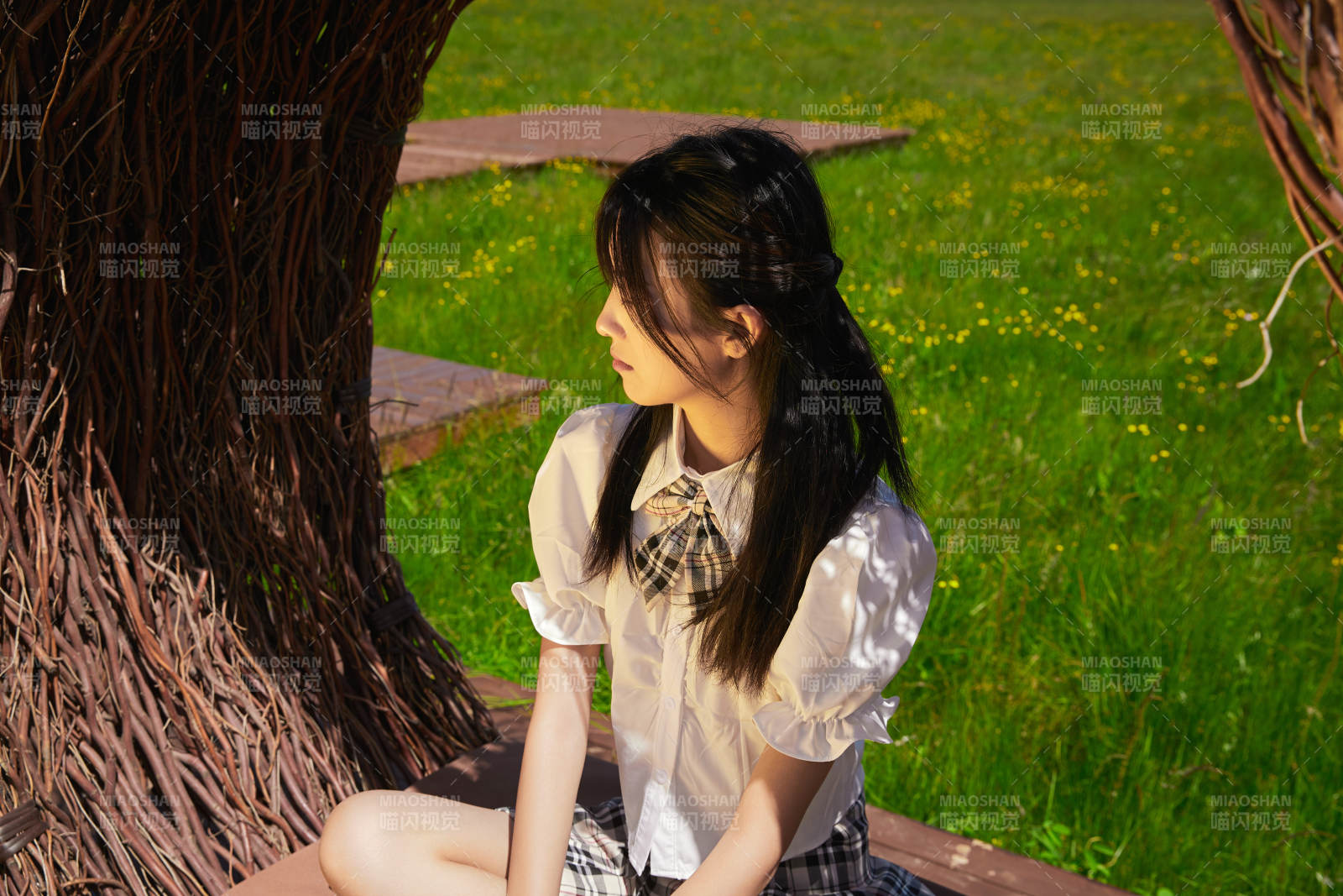 盛夏在草原湿地公园游玩的姑娘图片