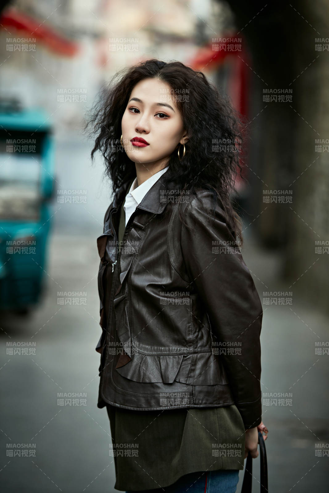 老旧城区里穿着复古港风的美丽清纯少女图片