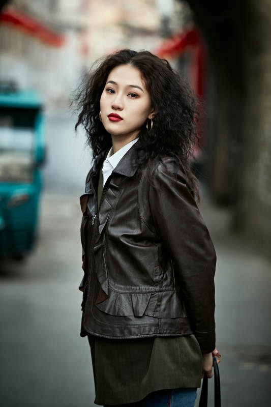 老旧城区里穿着复古港风的美丽清纯少女图片