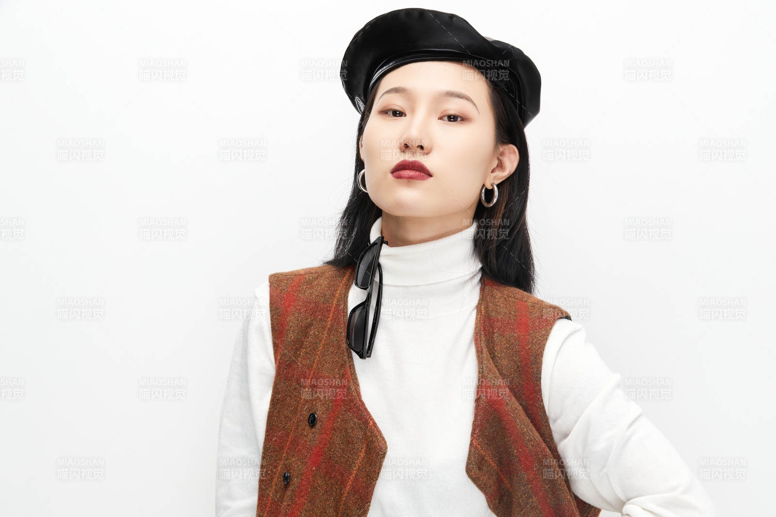 身穿复古服装的亚洲少女人像图片