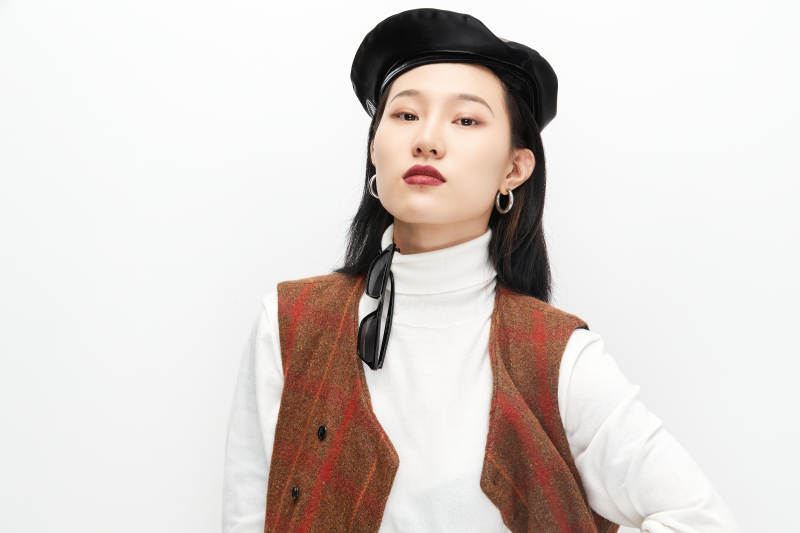 身穿复古服装的亚洲少女人像图片