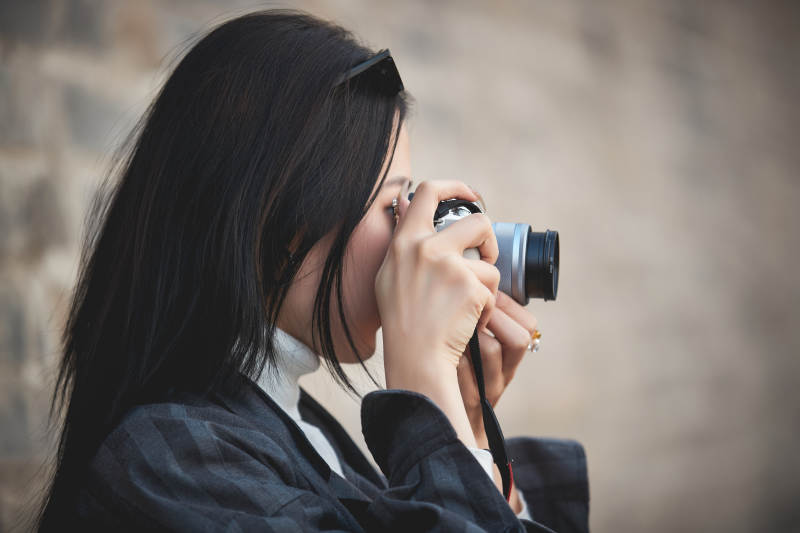 手持相机拍摄的港风少女图片