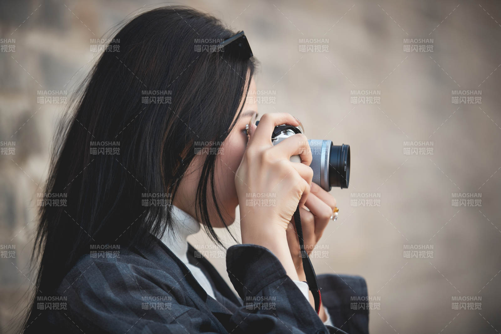 手持相机拍摄的港风少女图片