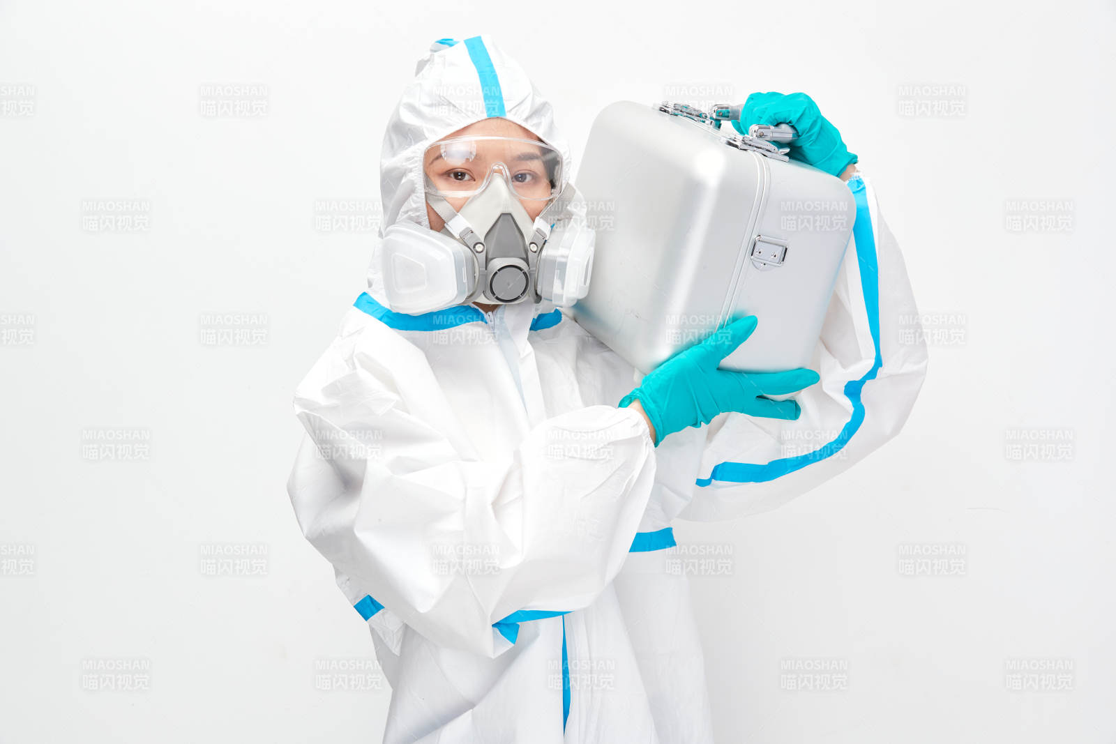 穿白色防护服佩戴护目镜口罩的女性医疗人员图片