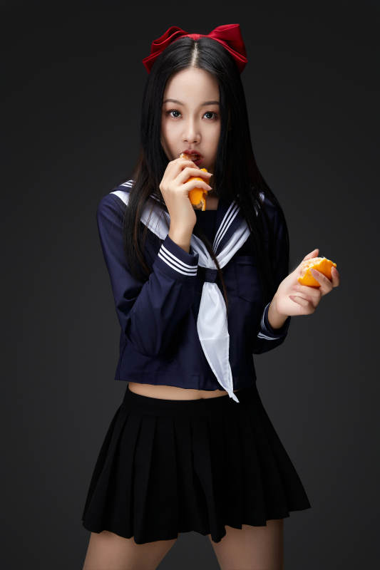 吃水果的亚洲东方长发少女图片