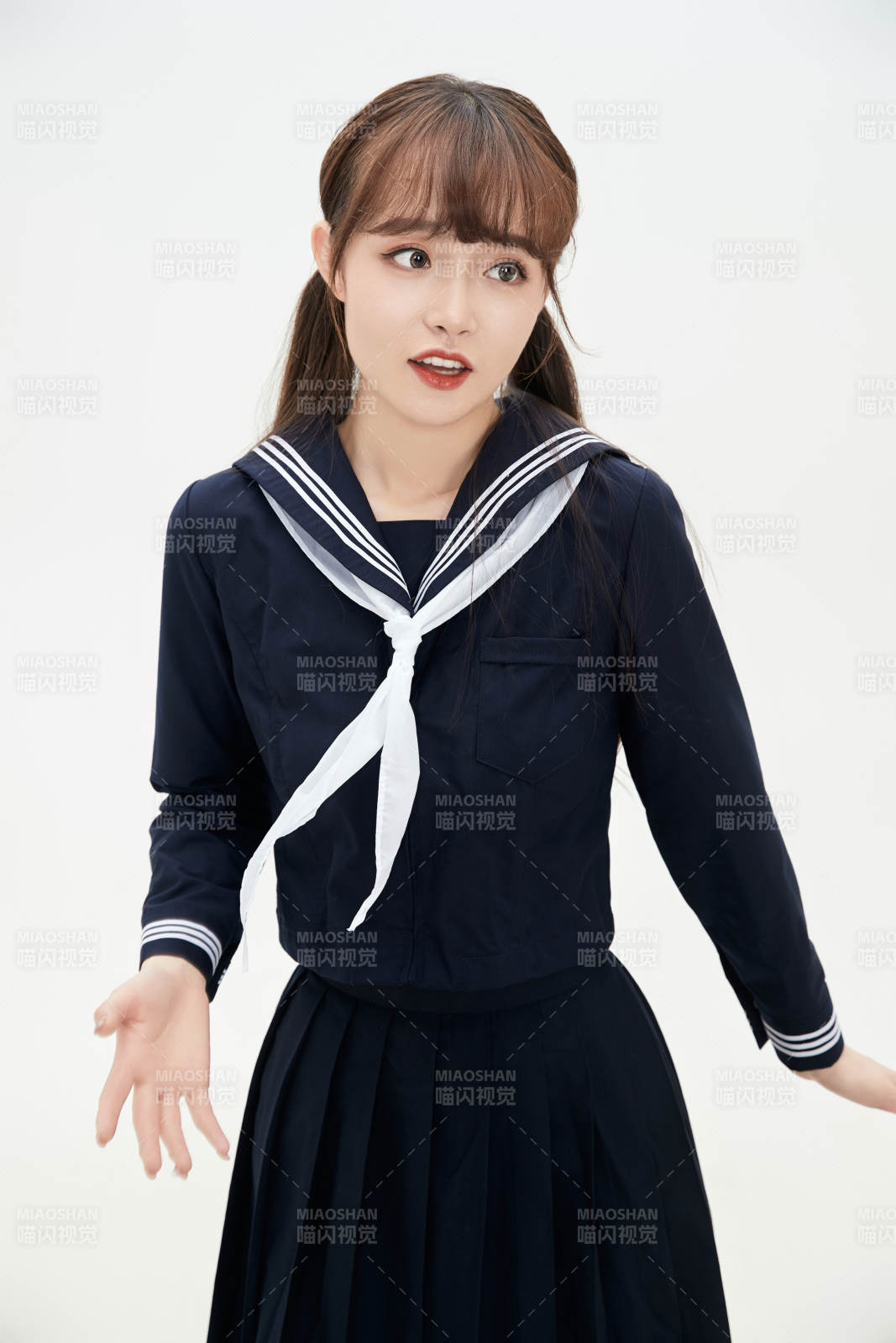 身穿日系高中制服的美丽少女图片