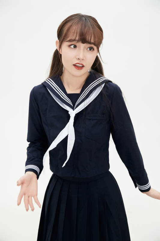 身穿日系高中制服的美丽少女图片