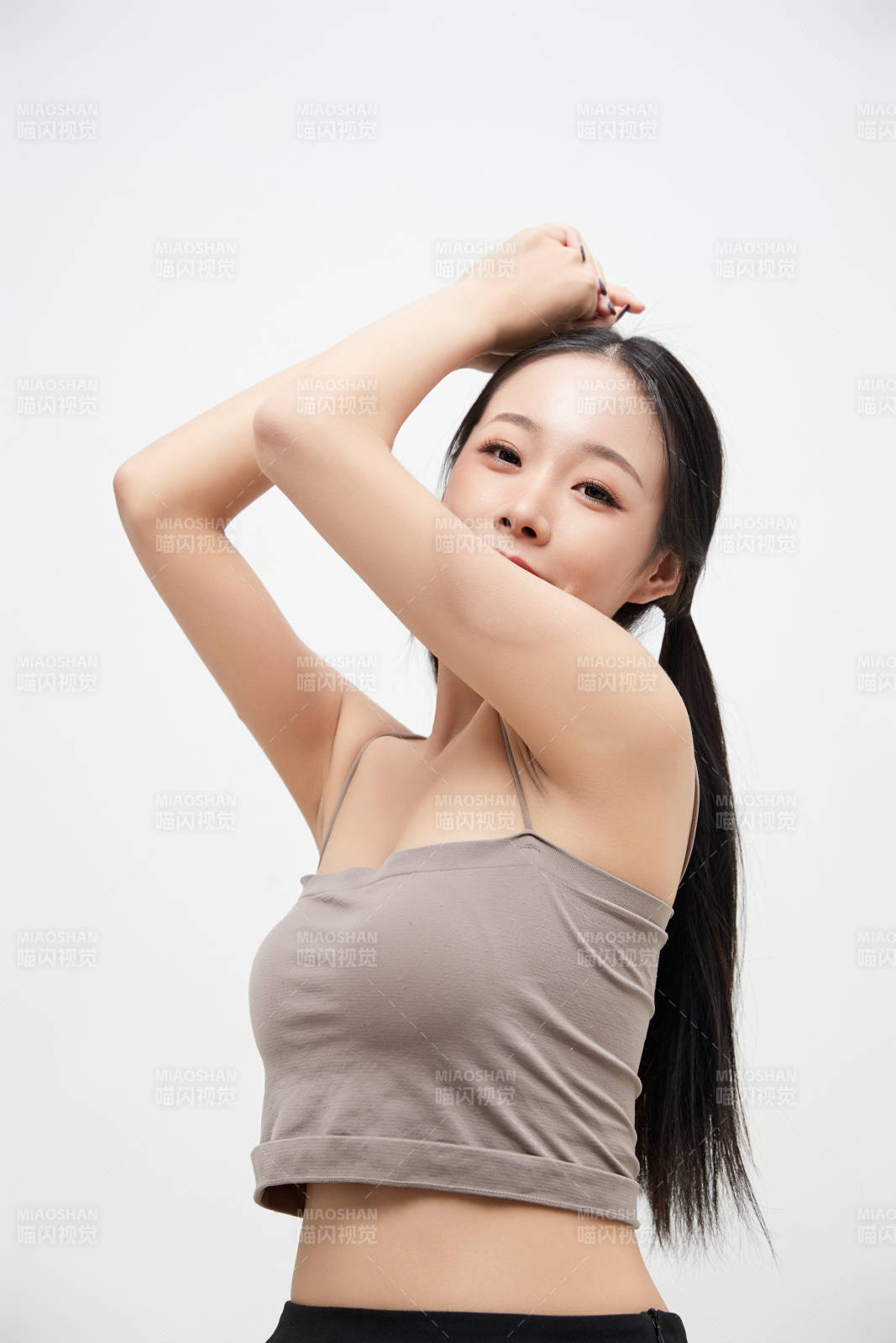 白色背景下的美丽可爱大学生图片