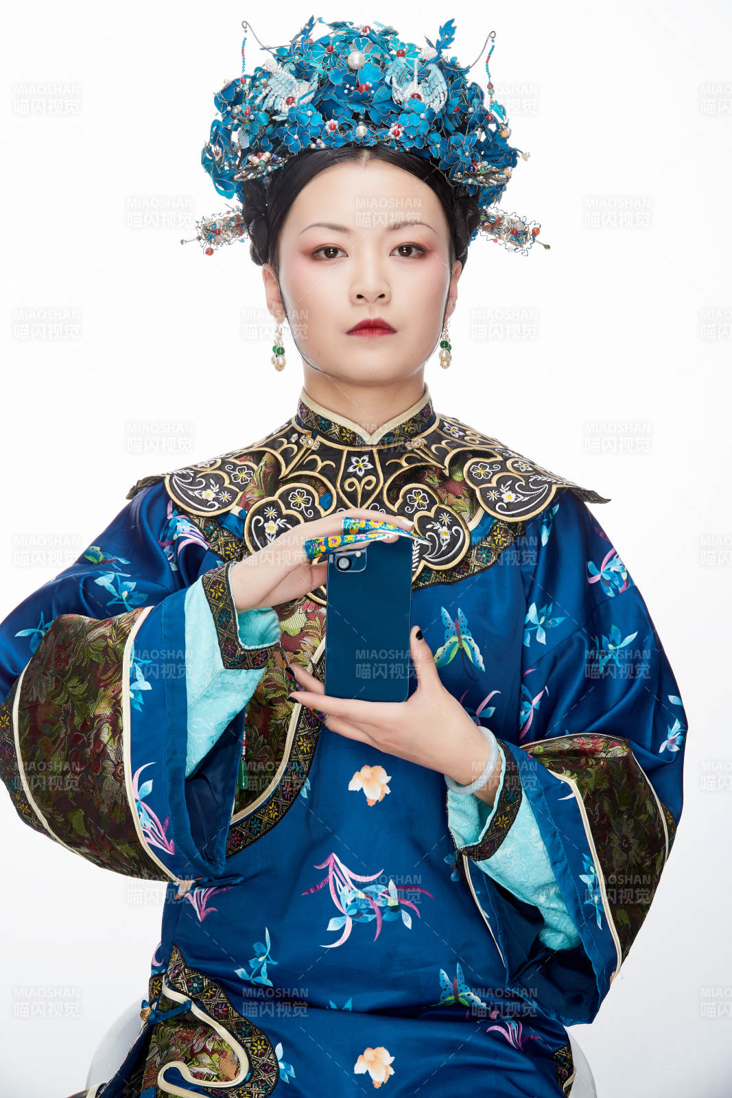 手持苹果手机的清代皇后古装造型图片