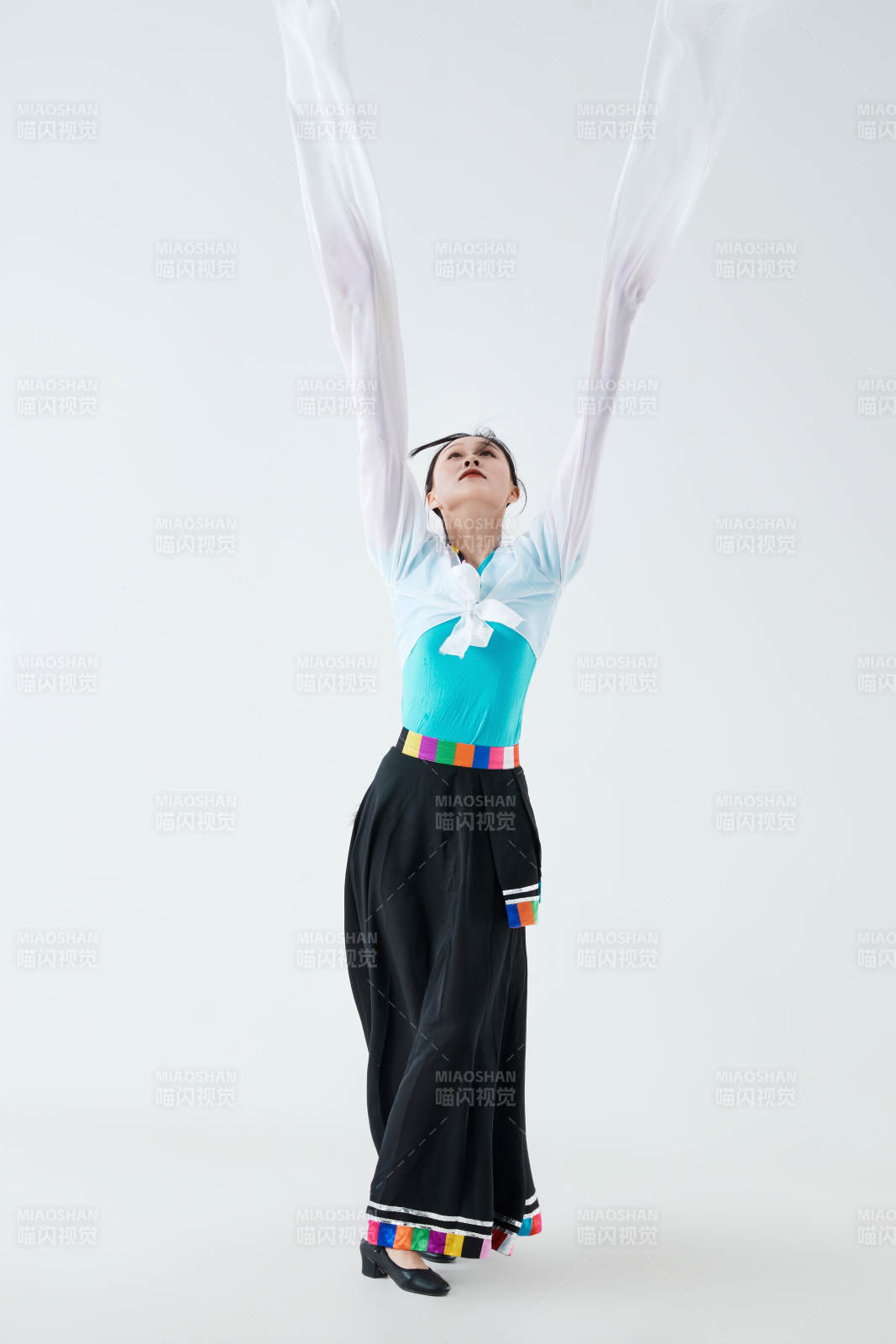 穿着藏族服饰跳着藏族舞蹈的少女图片