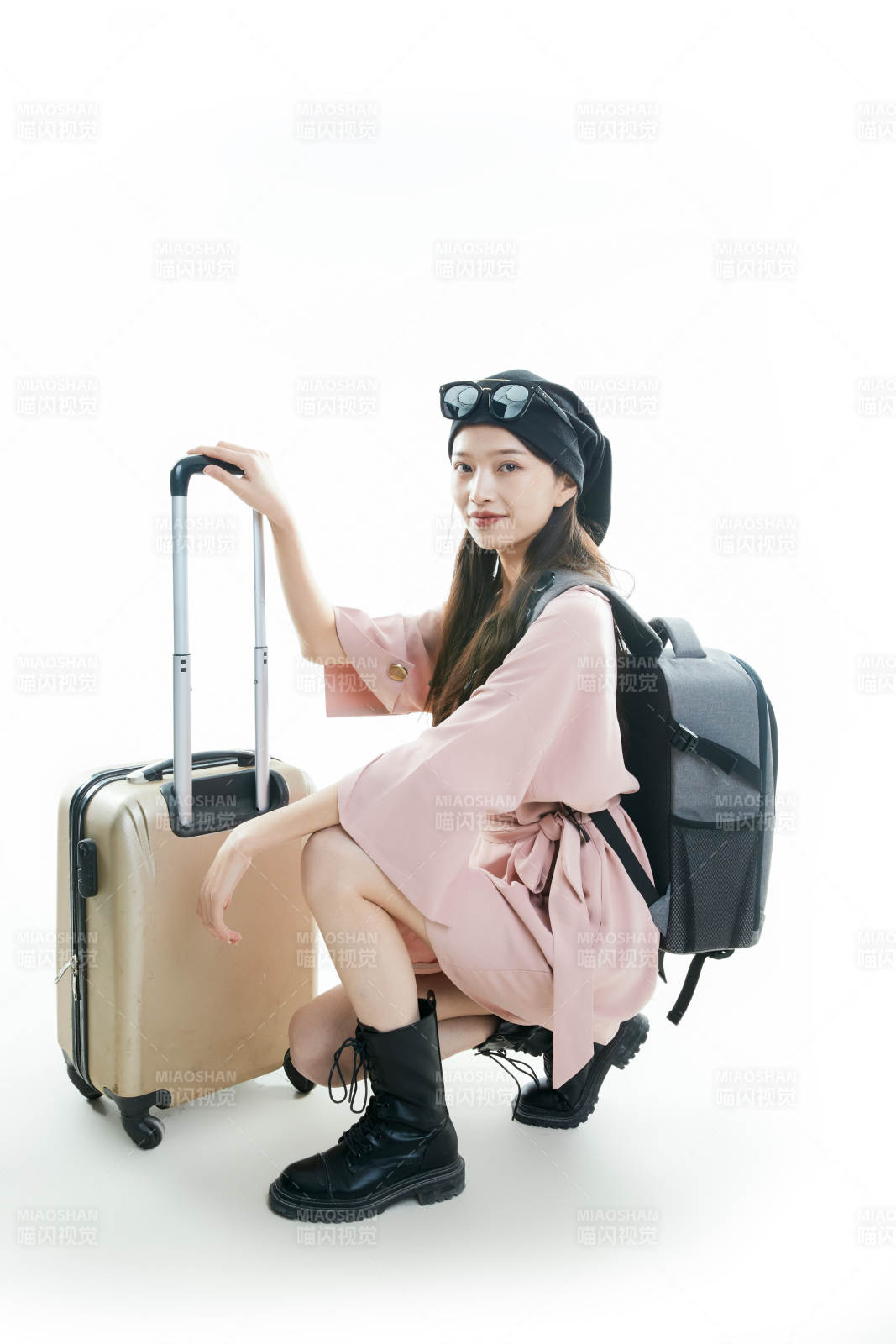 白色背景下准备出发旅行的美丽东方女大学生图片