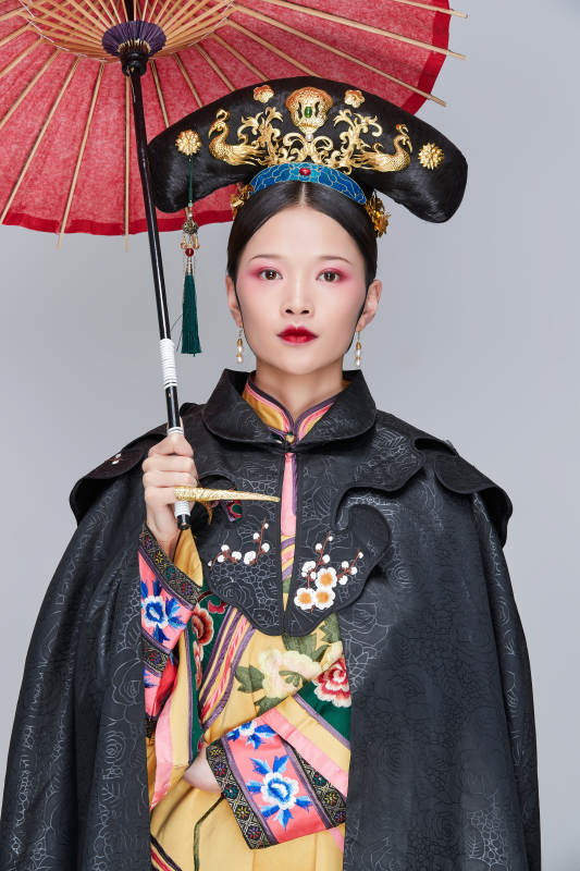 白色背景下的清代女性古装造型清朝古装图片