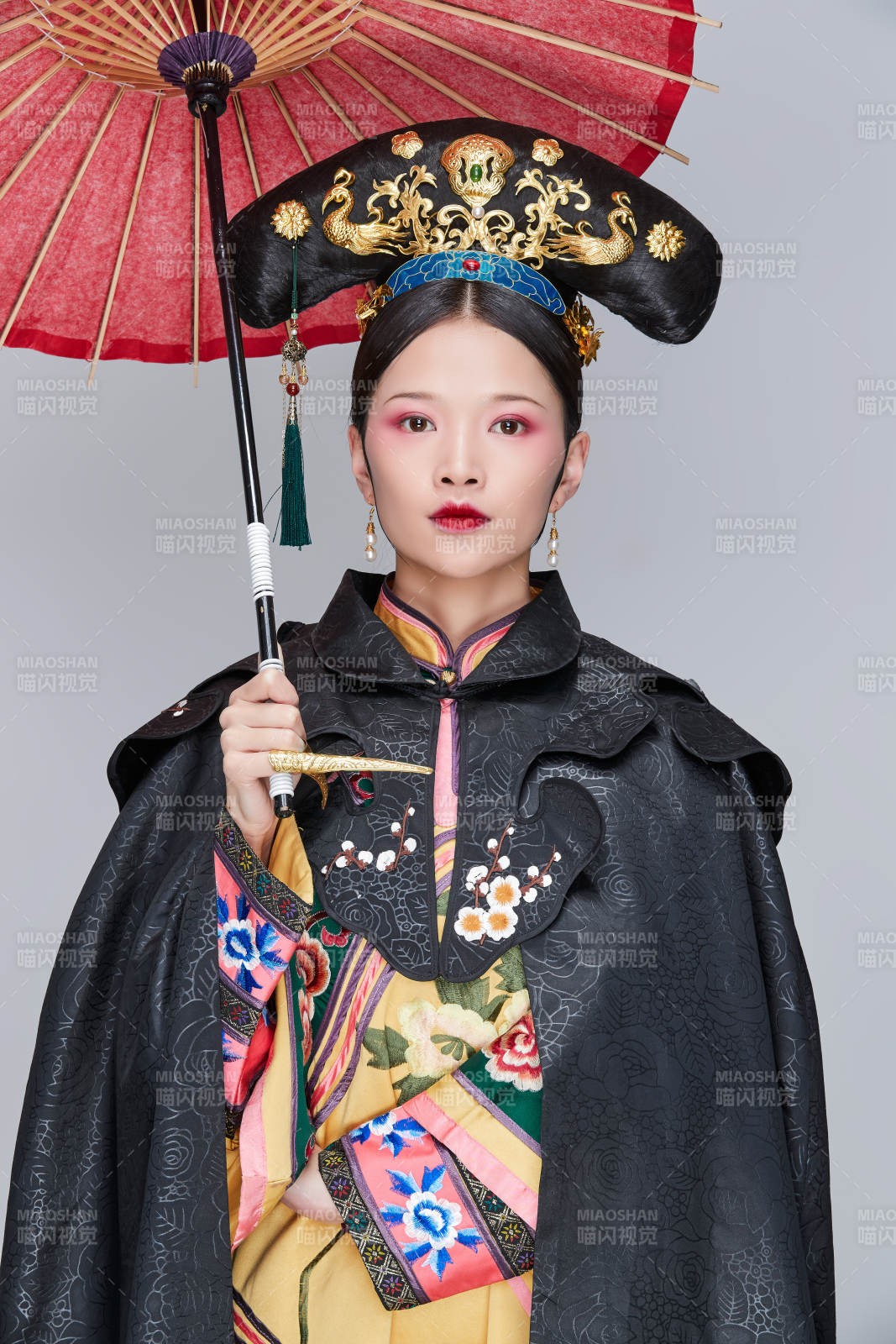 白色背景下的清代女性古装造型清朝古装图片