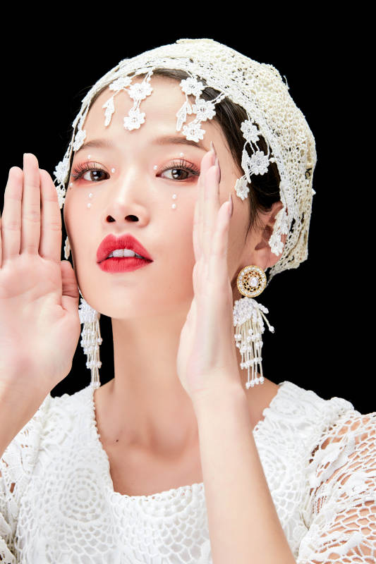 黑色背景下的美妆新娘彩妆人像图片
