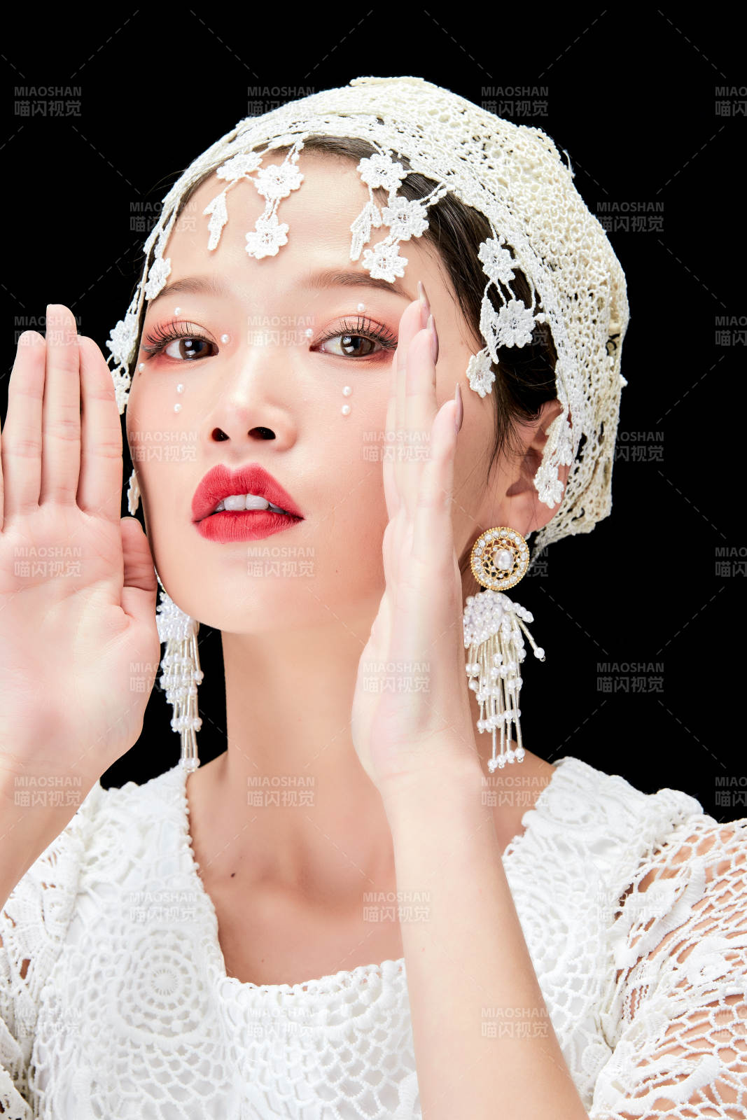 黑色背景下的美妆新娘彩妆人像图片