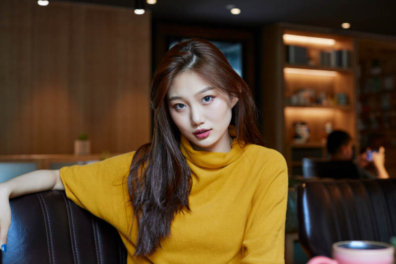 在图书咖啡馆阅读书籍的少女图片