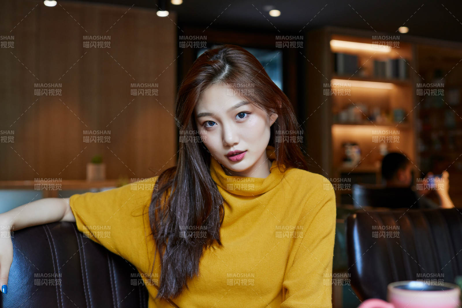 在图书咖啡馆阅读书籍的少女图片