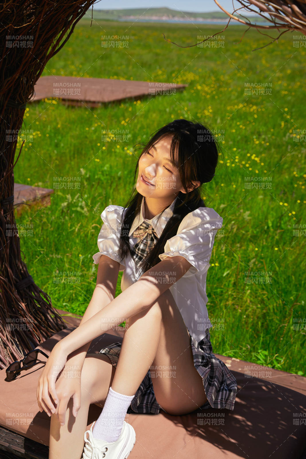 盛夏在草原湿地公园游玩的姑娘图片