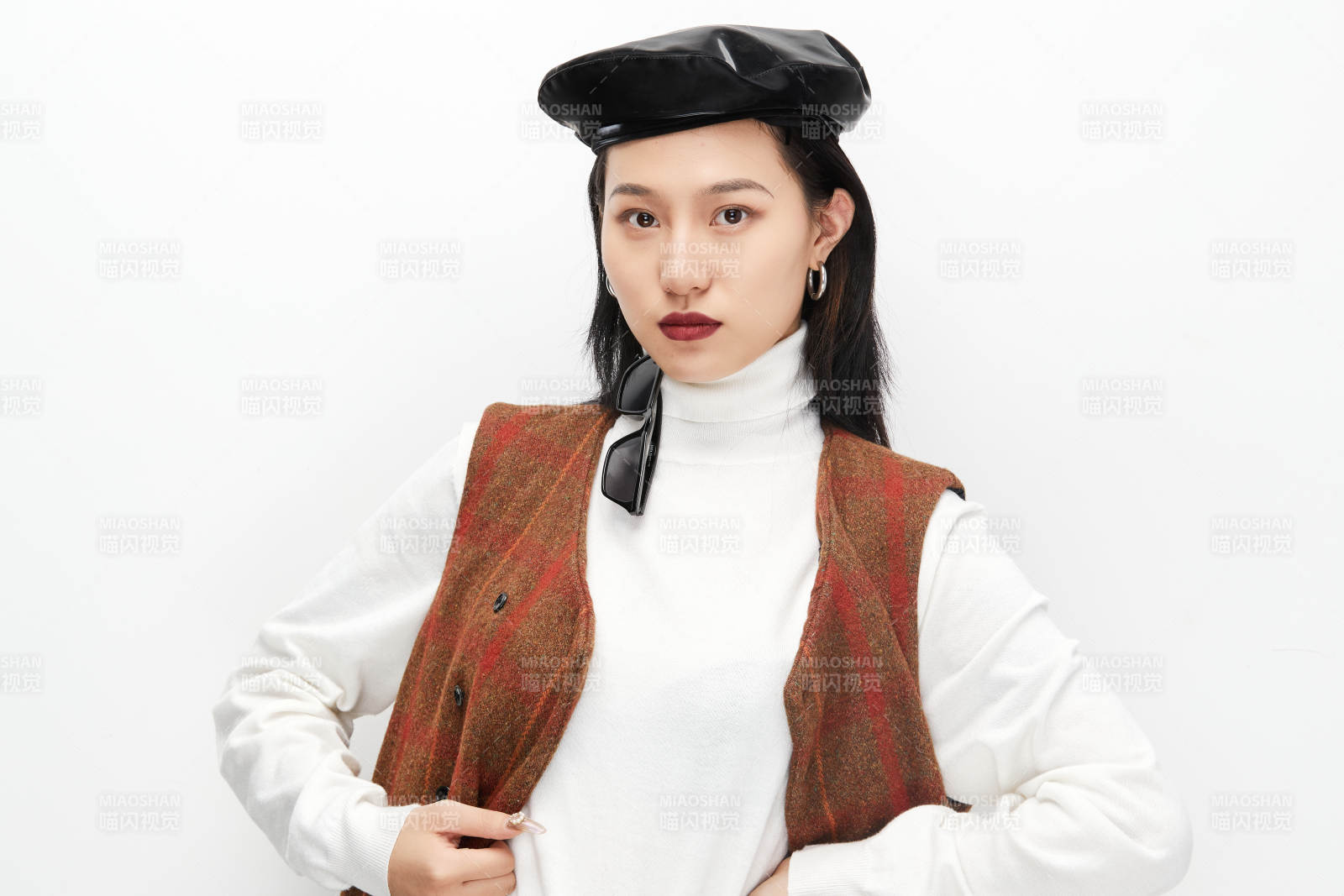 身穿复古服装的亚洲少女人像图片