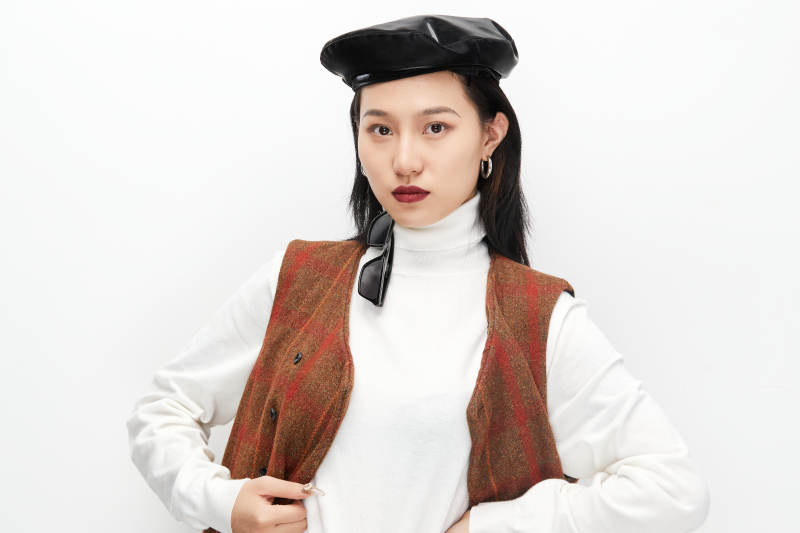 身穿复古服装的亚洲少女人像图片