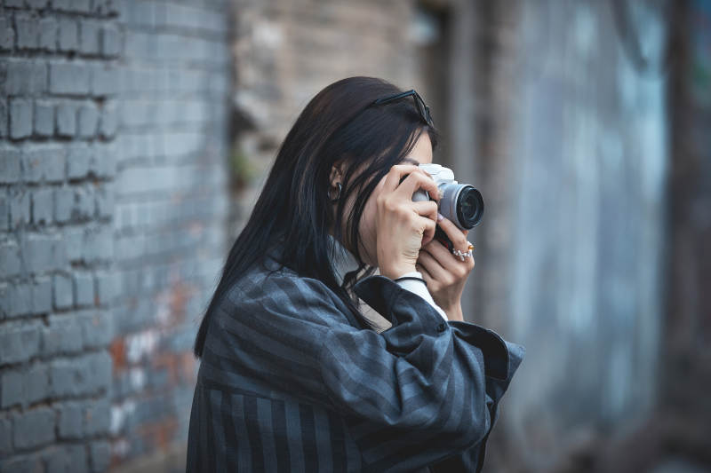 手持相机拍摄的港风少女图片