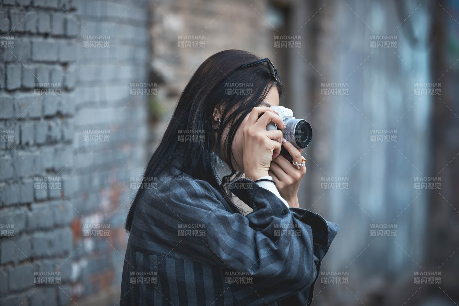 手持相机拍摄的港风少女图片