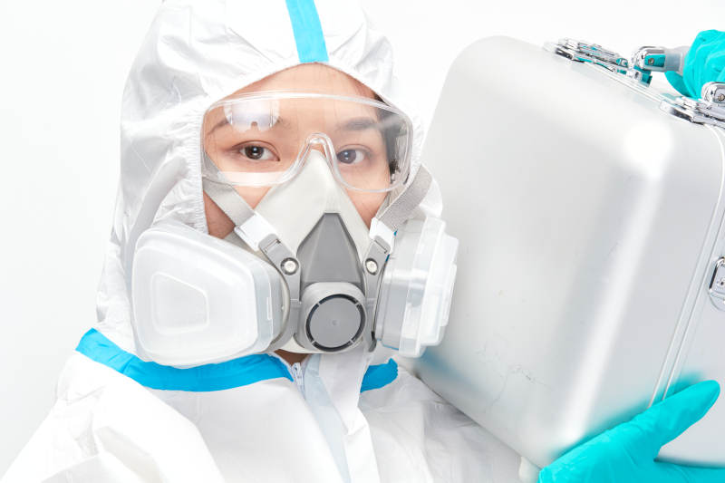 穿白色防护服佩戴护目镜口罩的女性医疗人员图片