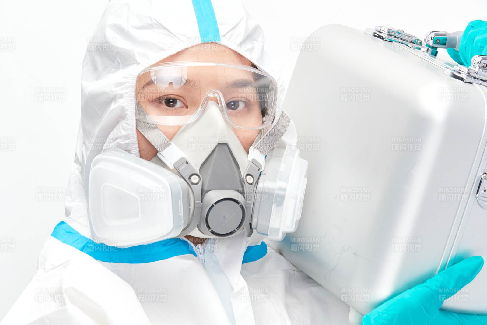穿白色防护服佩戴护目镜口罩的女性医疗人员图片