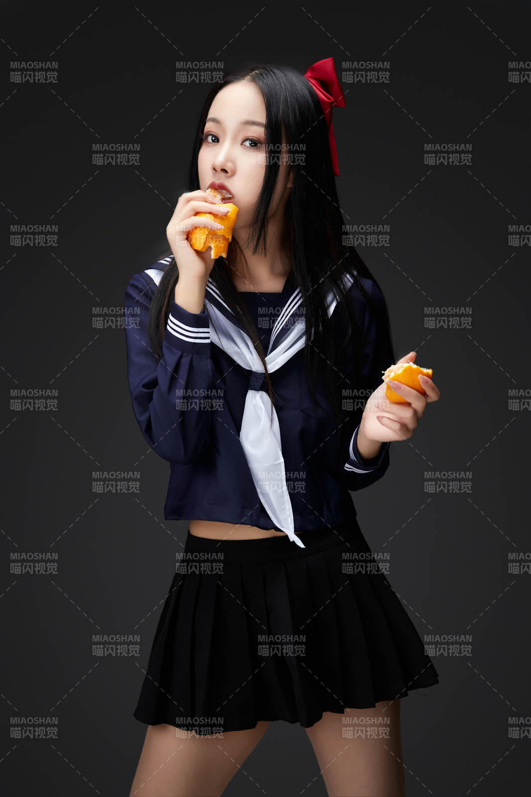 吃水果的亚洲东方长发少女图片