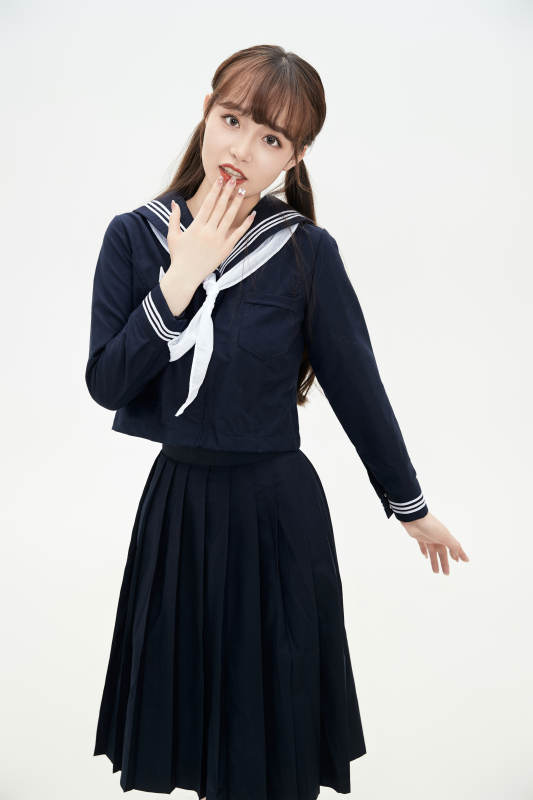 身穿日系高中制服的美丽少女图片