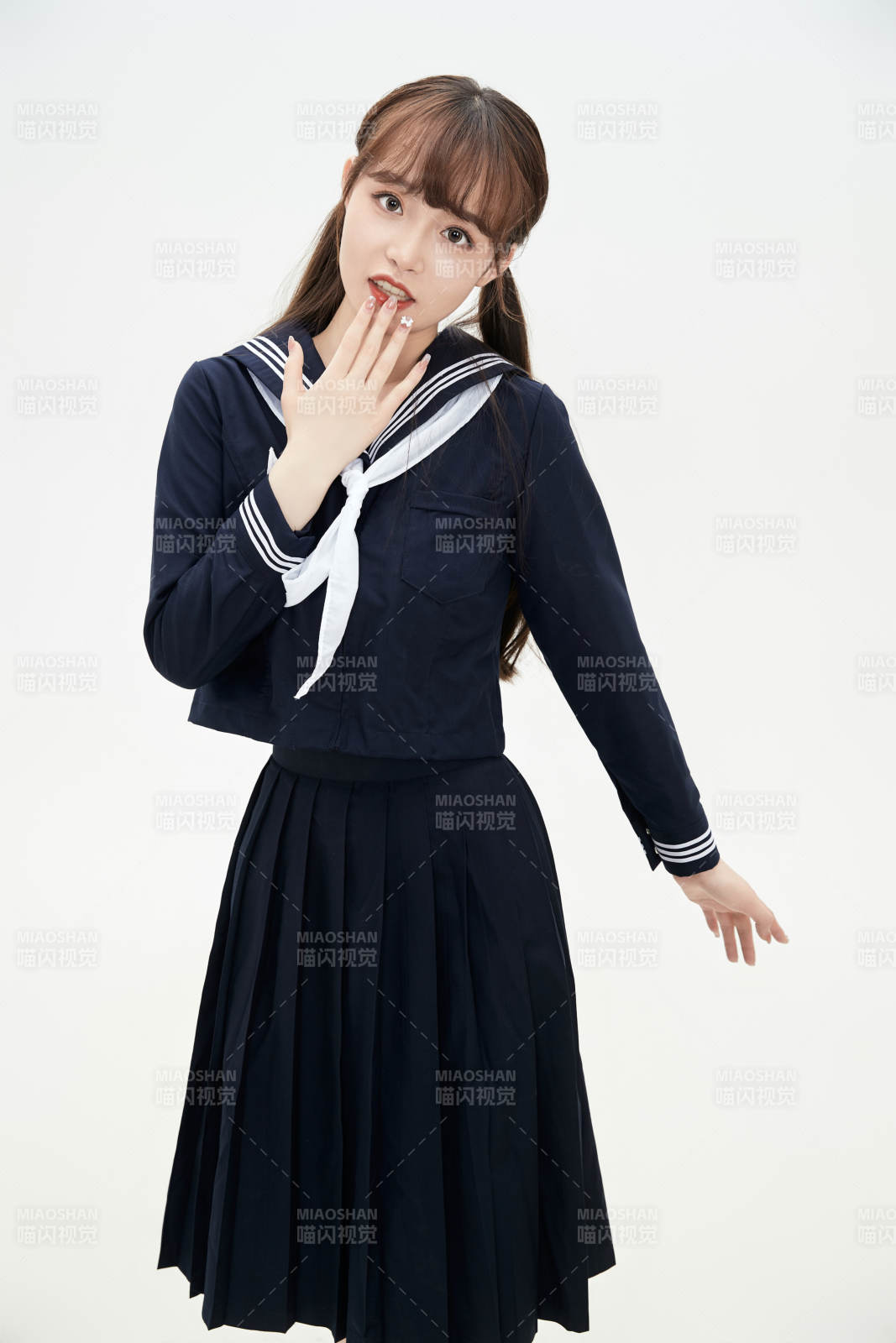 身穿日系高中制服的美丽少女图片