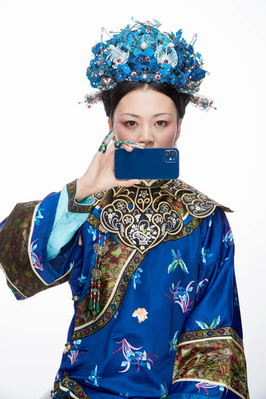 手持苹果手机的清代皇后古装造型图片