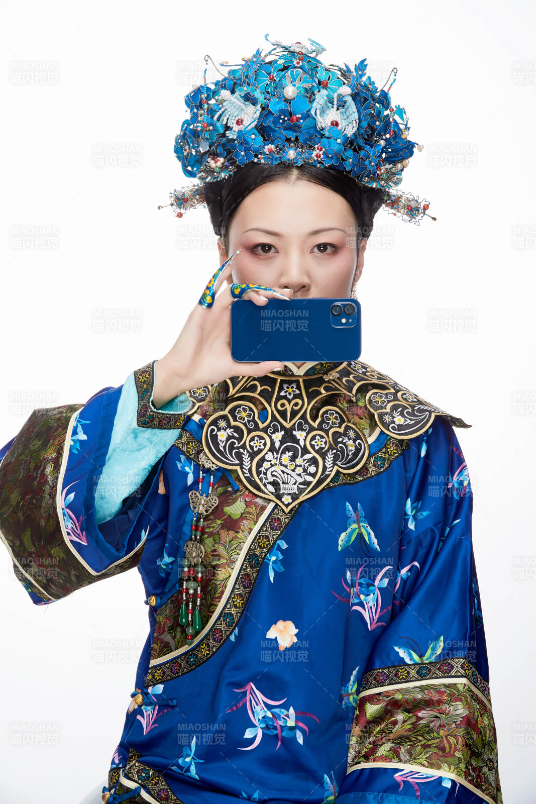 手持苹果手机的清代皇后古装造型图片