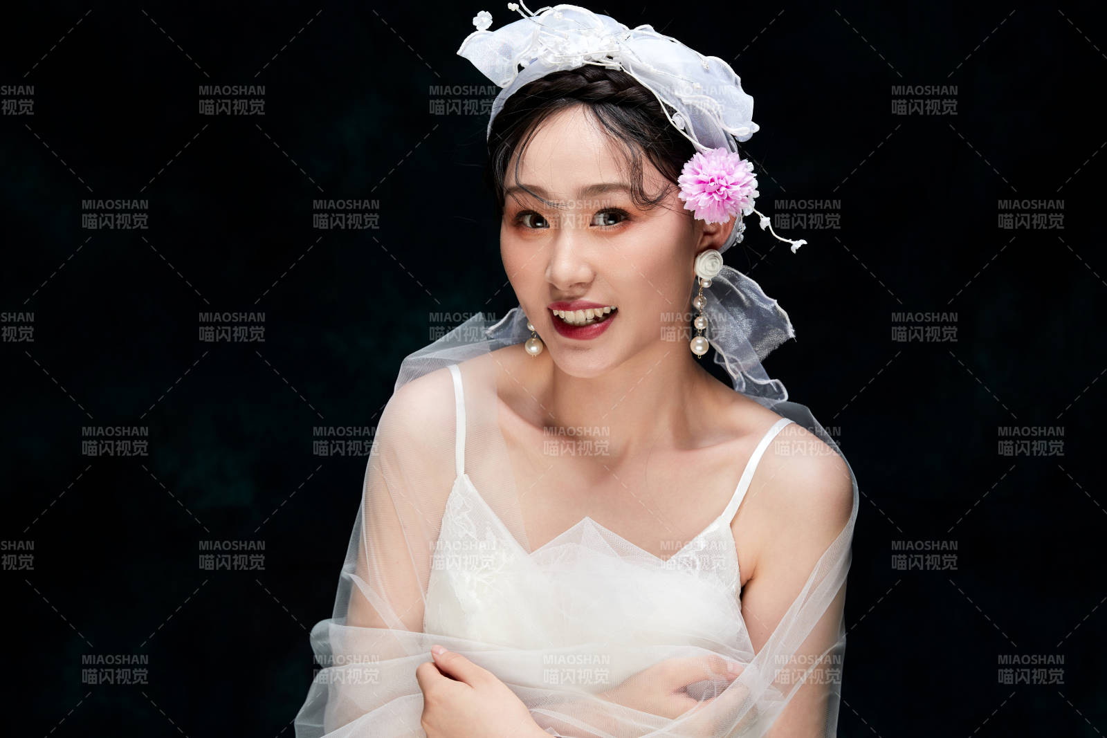 黑色背景下的女性复古婚纱妆面图片