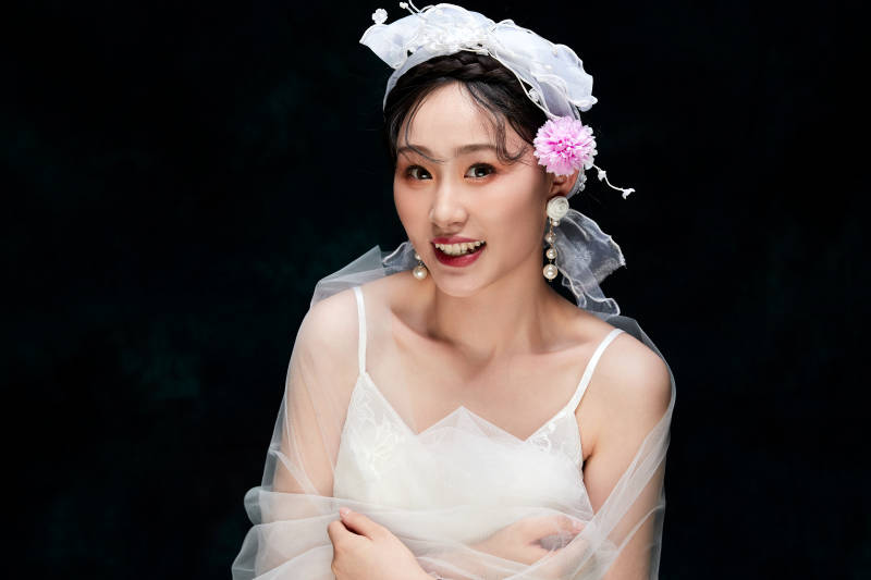 黑色背景下的女性复古婚纱妆面图片