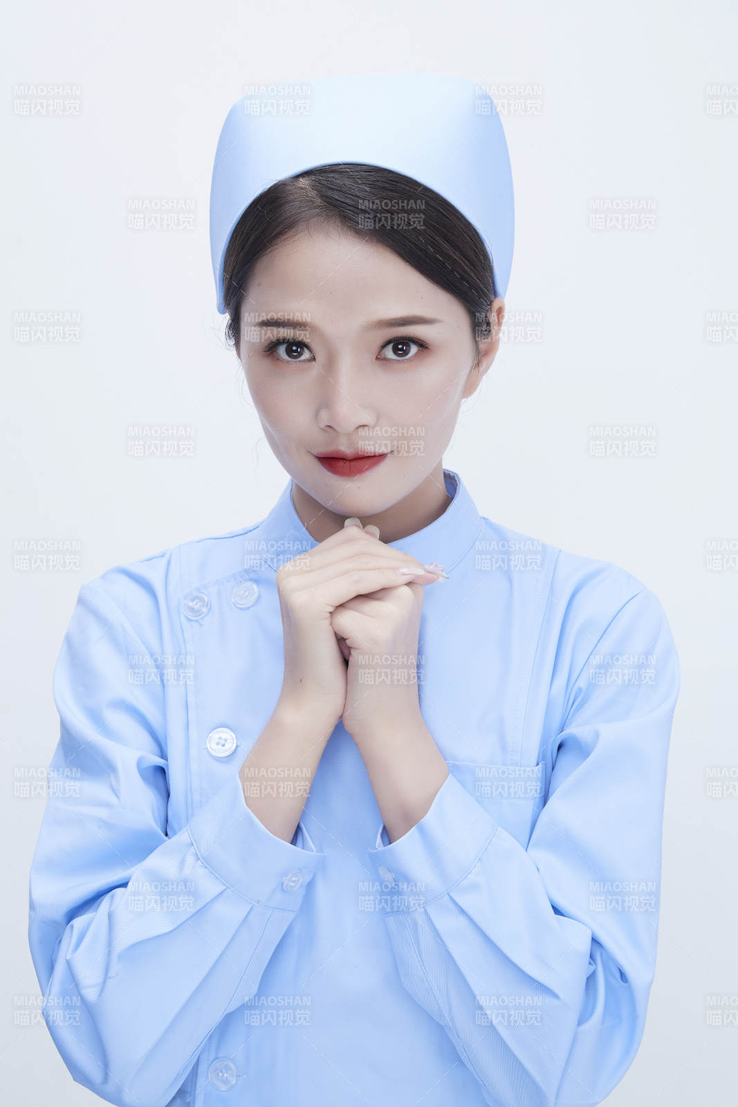 身穿蓝色护士服展示各种表情的漂亮女护士图片