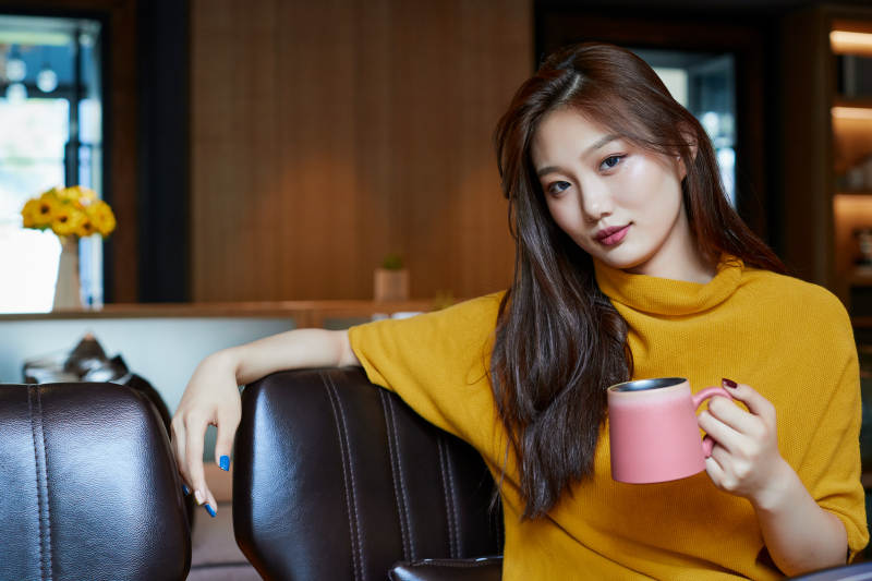 在图书咖啡馆阅读书籍的少女图片