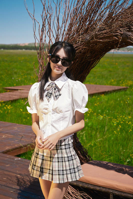 盛夏在草原湿地公园游玩的姑娘图片