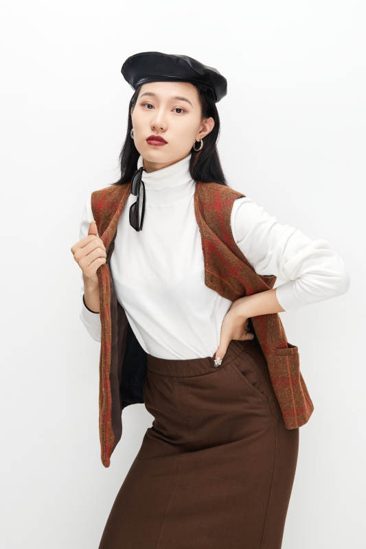 身穿复古服装的亚洲少女人像图片