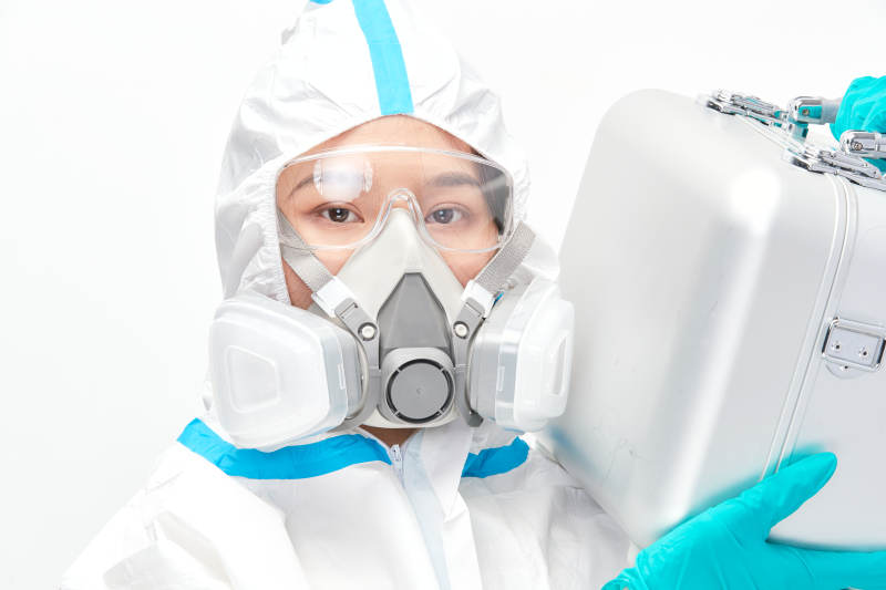 穿白色防护服佩戴护目镜口罩的女性医疗人员图片