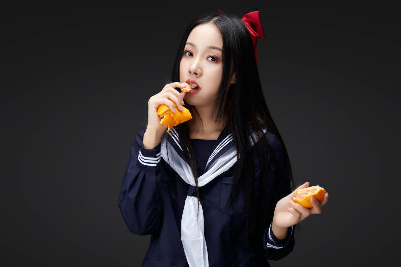 吃水果的亚洲东方长发少女图片