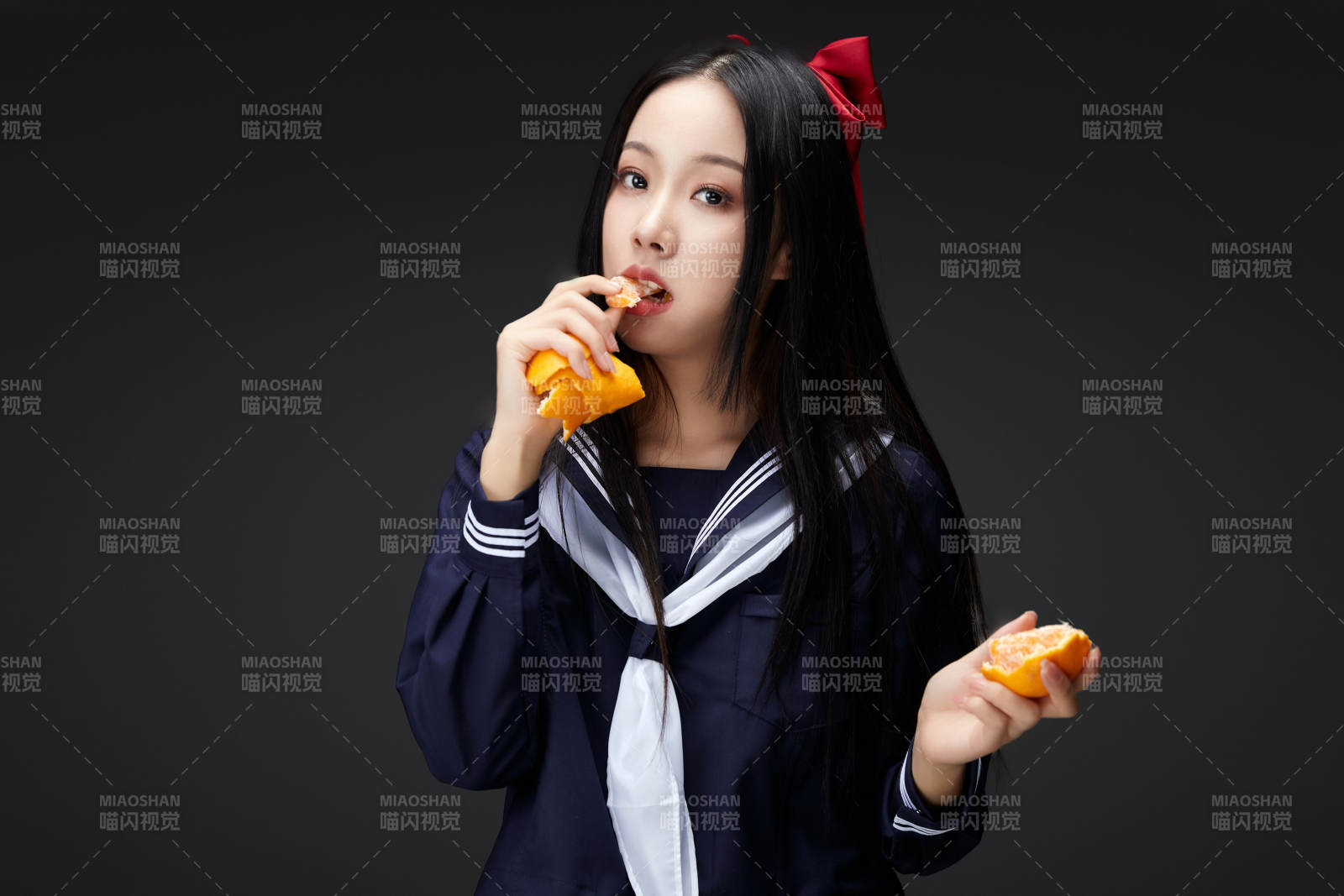 吃水果的亚洲东方长发少女图片