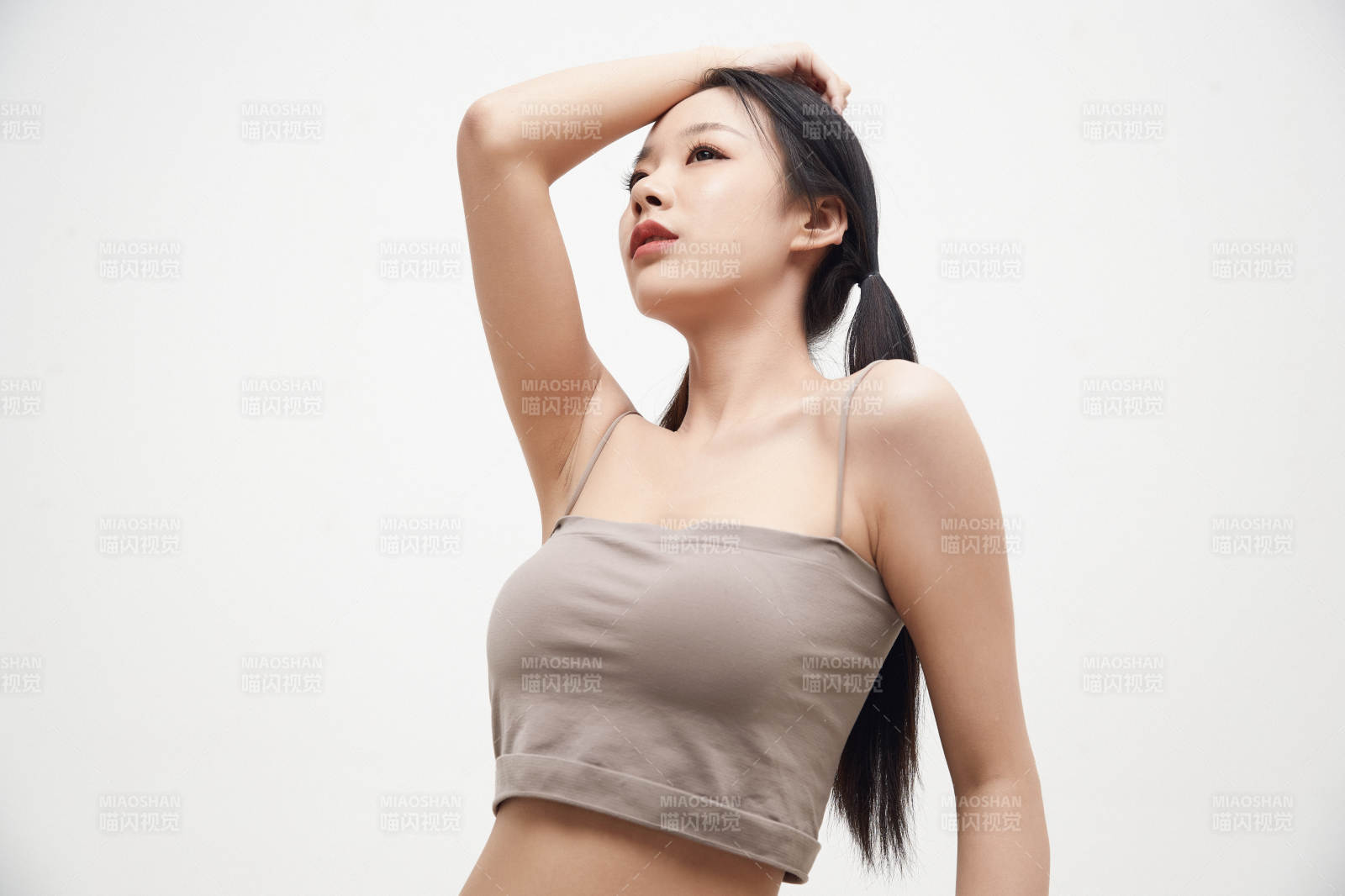 白色背景下的美丽可爱大学生图片