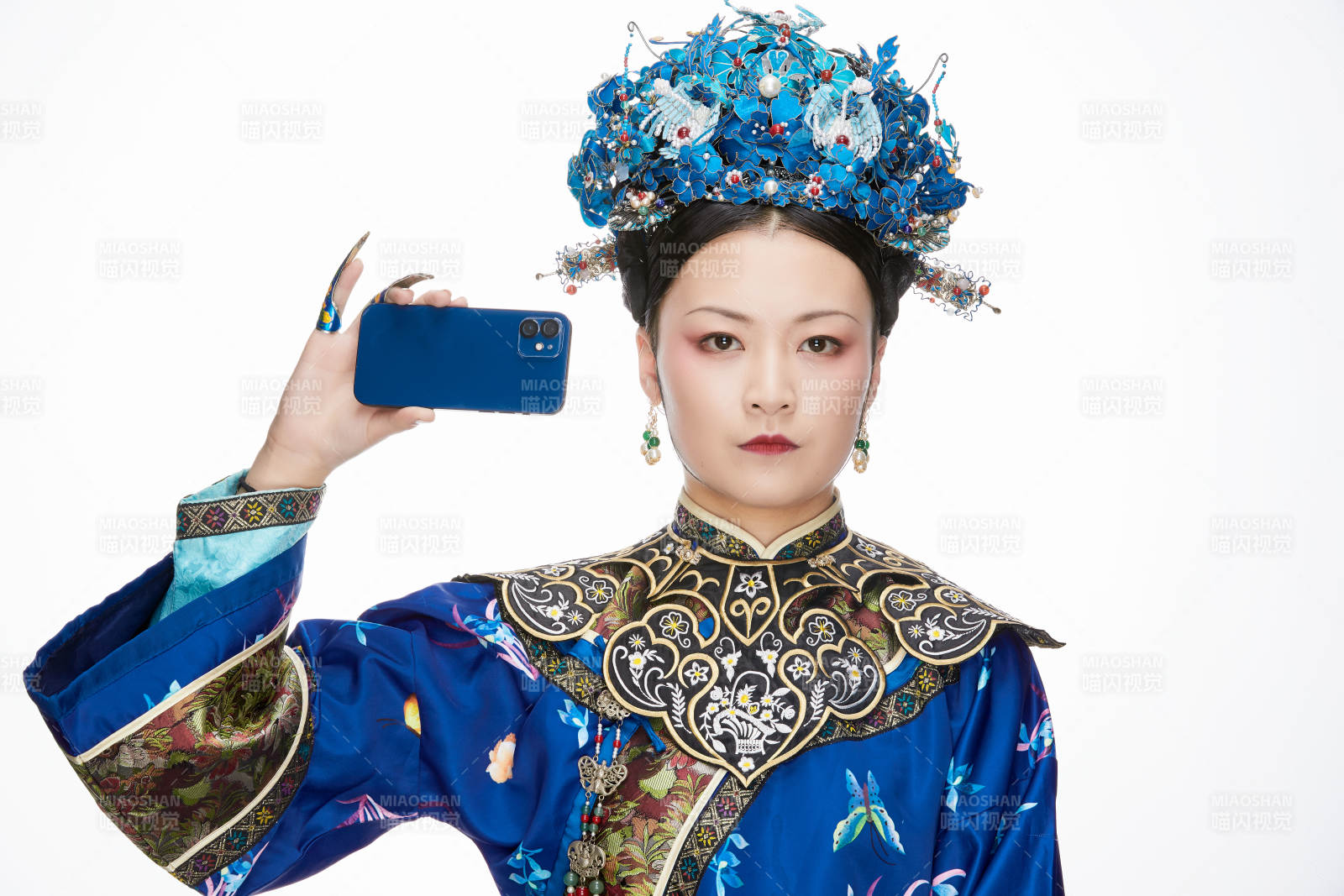 手持苹果手机的清代皇后古装造型图片