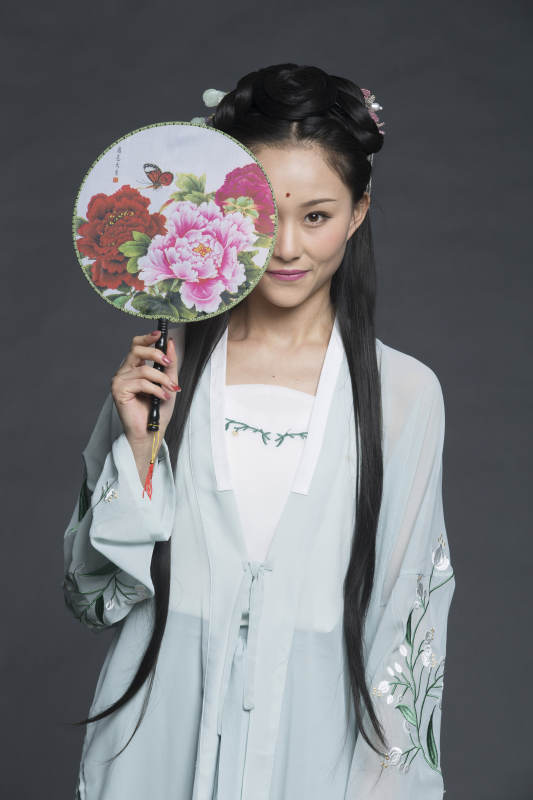 身穿古装的汉服女性人像汉服影棚拍摄图片