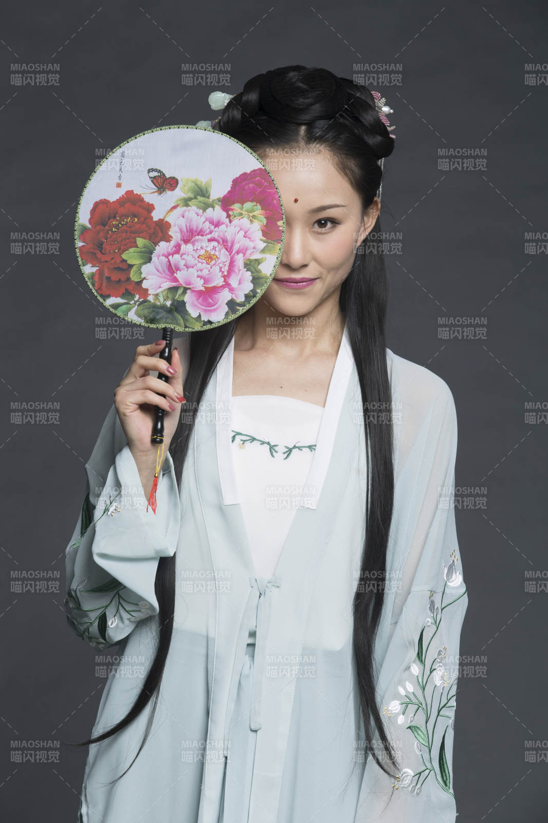 身穿古装的汉服女性人像汉服影棚拍摄图片