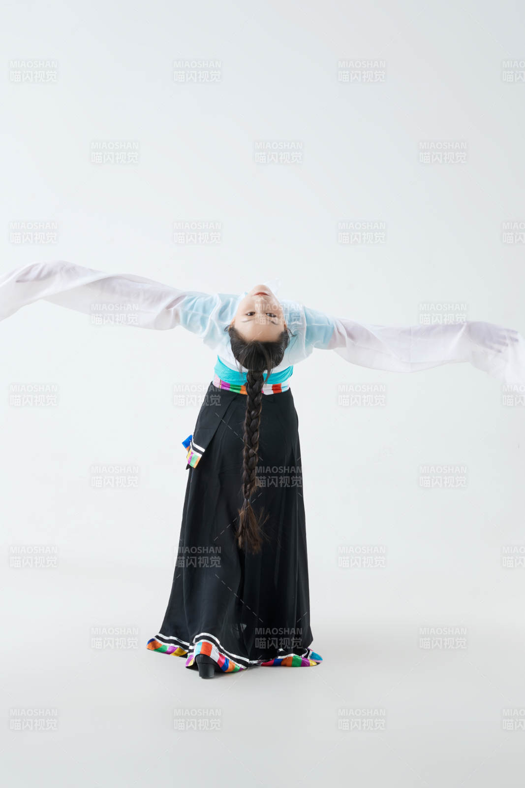 穿着藏族服饰跳着藏族舞蹈的少女图片