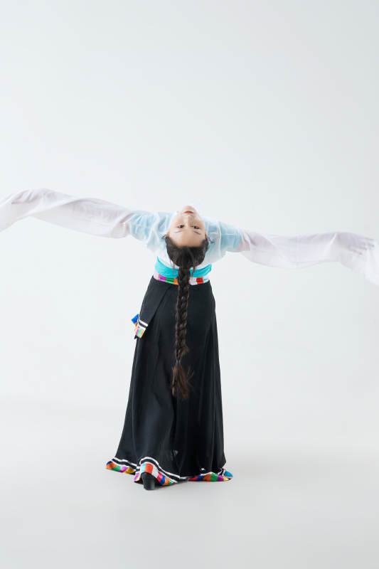 穿着藏族服饰跳着藏族舞蹈的少女图片