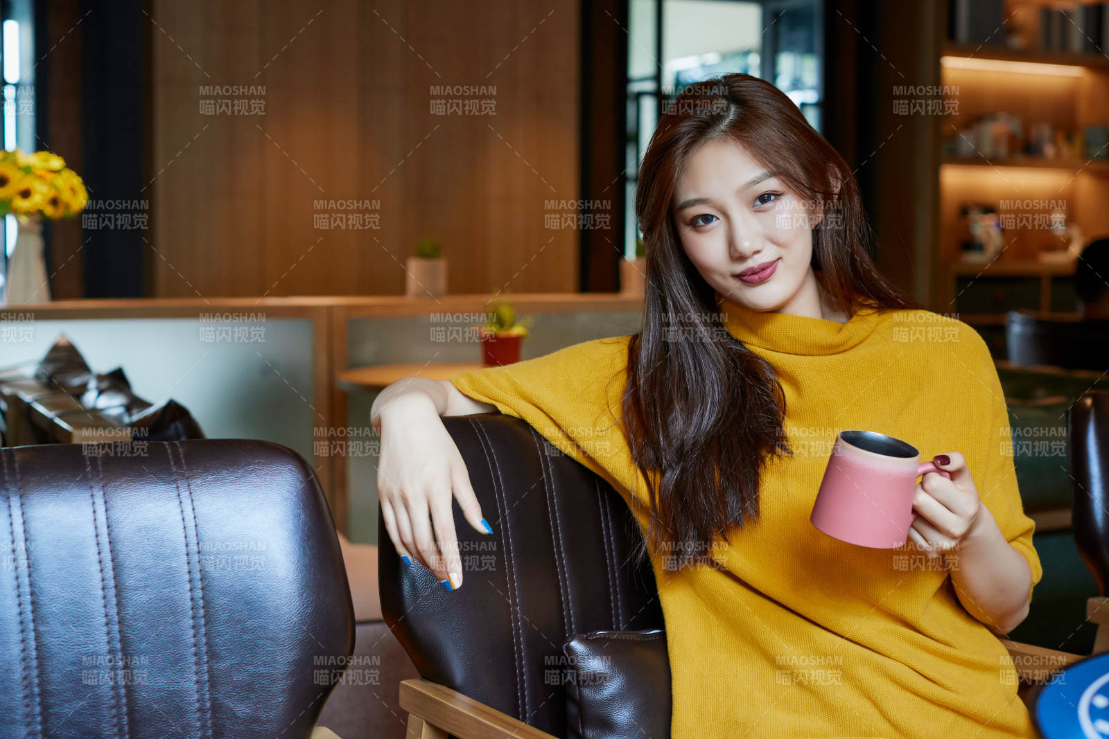 在图书咖啡馆阅读书籍的少女图片