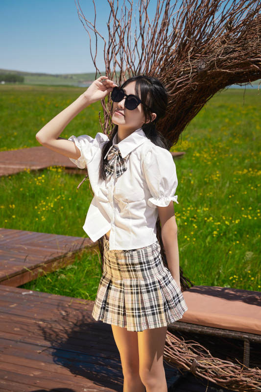 盛夏在草原湿地公园游玩的姑娘图片